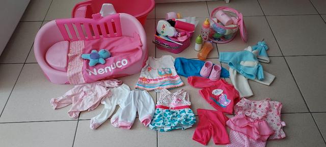 Ropa nueva y accesorios de la muñeca bebé Nenuco en español