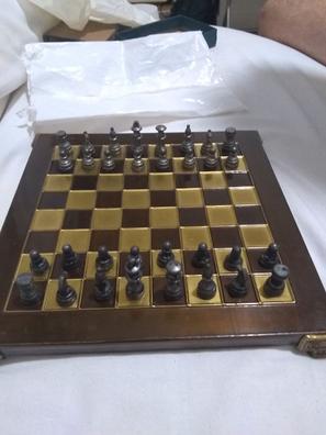 Tablero de ajedrez de madera antiguo con piezas negras y blancas y caja  original años 40-50