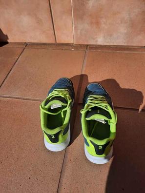 Zapatillas padel niño/a de segunda mano por 10 EUR en Alicante/Alacant en  WALLAPOP