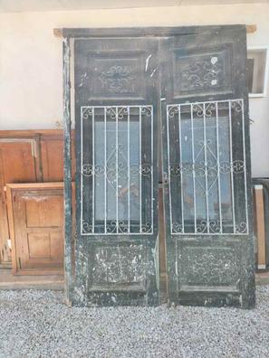 Imitaciones en madera al restaurar una puerta metálica, Málaga Colors