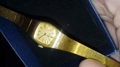 RELOJ GUESS CON DATARIO DORADO