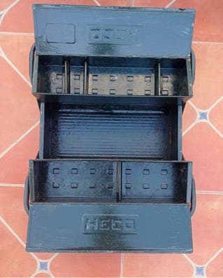 Caja De Herramientas De Cosecha De Vintage Sobre La Mesa Sobre Fondo De