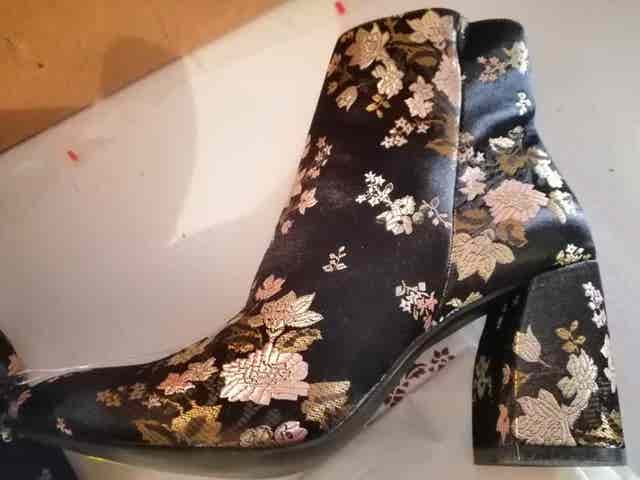 - BOTINES RASO ESTAMPADA.Nº39.ESTRENO