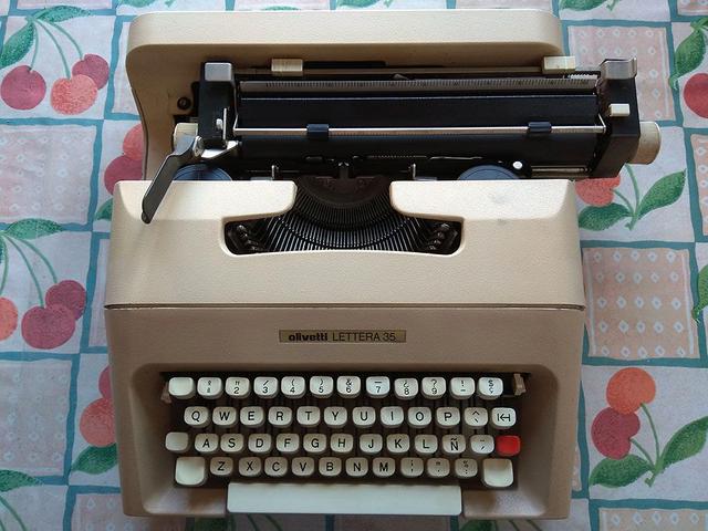 MAQUINA DE ESCRIBIR OLIVETTI / LETTERA 35 / PERFECTA CON MALETA