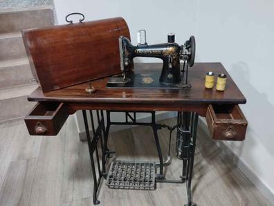 Antigua máquina de coser Naumann con mueble