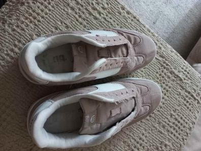 Zapatillas Deportivas En Tonos Beige Y Detalles En Blanco Y Rosas Mustang