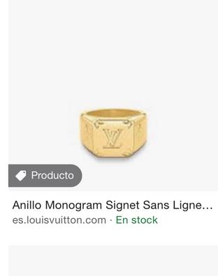 Vestido a medida de Louis Vuitton y el anillo de aguamarina de