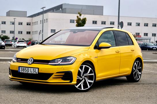 VOLKSWAGEN - GOLF