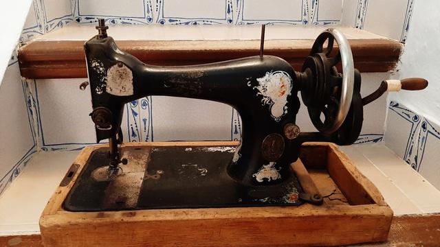 Milanuncios - Máquina de coser SINGER antigua