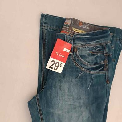 Jeans en la tienda de ropa de segunda mano - pantalones de mezclilla  Fotografía de stock - Alamy