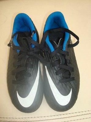 - Botas de futbol Nike talla