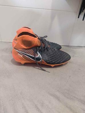 Bota futbol multitaco niño talla 28,5 de segunda mano por 10 EUR en  Valladolid en WALLAPOP