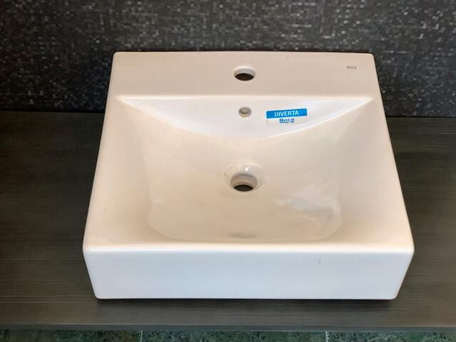 Lavabo de porcelana sobre encimera, de Roca