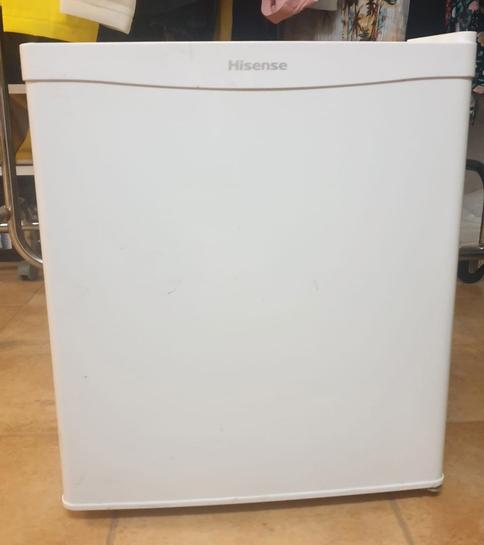 MINI NEVERA 42L CON PREQUEñO CONGELADOR 