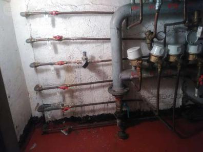 Fontanero para instalación de reductores de presión de agua