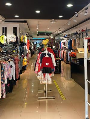 En Una Tienda De Ropa, Hay Un Probador Vacío Para Clientes Y Una