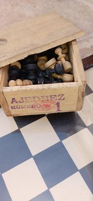 Tablero de ajedrez de madera antiguo con piezas negras y blancas y caja  original años 40-50