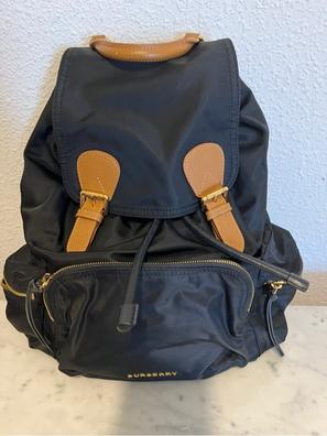 Hombre Con Mochila Marrón Louis Vuitton Y Chaqueta Acolchada Negra