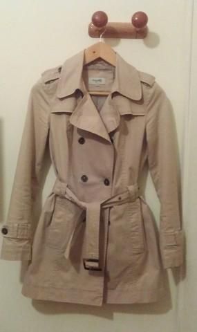 - Trench beige de joven