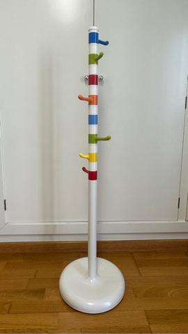 Juego de percheros infantiles de tres colores con ganchos