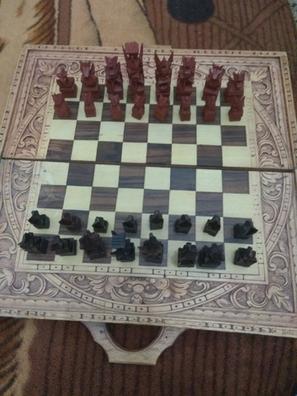 Tablero de ajedrez de madera antiguo con piezas negras y blancas y caja  original años 40-50