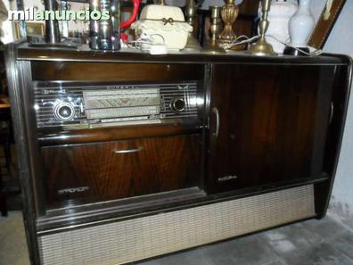 Tocadiscos. Radio en mueble. Equipo completo de radio y tocadiscos.  Emblemático mueble años 60-70.