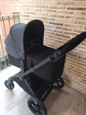 Jané Muum - Cochecito de bebe 2 piezas, capazo plegable y silla de paseo,  con bolso y plástico de lluvia, plegado compacto, freno de pie, hamaca  reversible, unisex, color jet black 