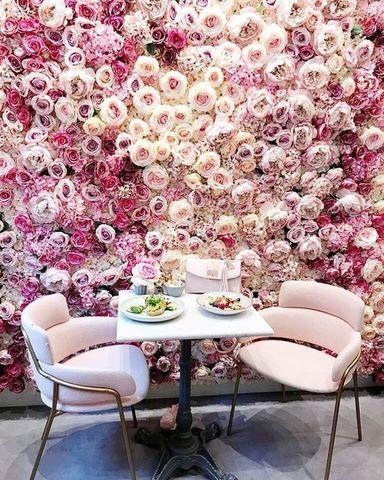 - pared de flores artificiales