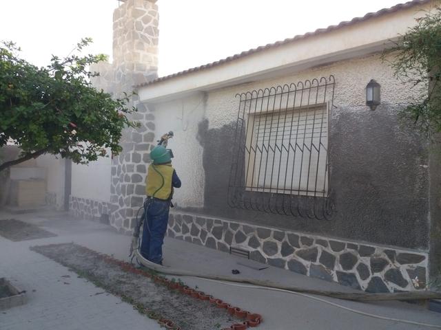 Chorro proyectado de arena para la limpieza de edificios