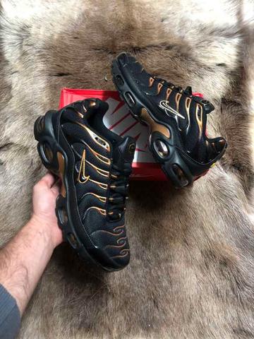 Nike tn doradas sales y negras