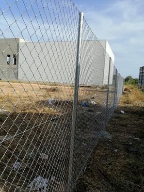 VALLA SOBRE MURO CON CERCADO METÁLICO, Montaje de valla sob…