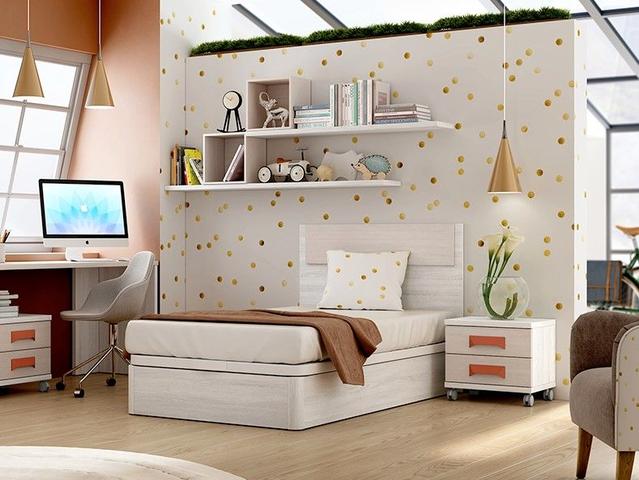 Dormitorio juvenil con canapé y mesa de escritorio.