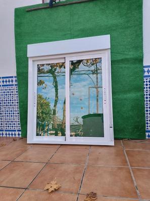 VENTANA ALUMINIO CORREDERA CON PALILLERIA Y PERSIANA BLANCA 100X115CM