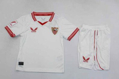 Bolsa de deporte roja y negra de la temporada 23/24 del Sevilla FC