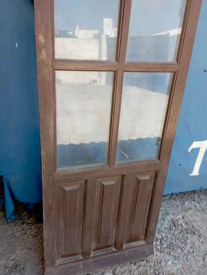 Imitaciones en madera al restaurar una puerta metálica, Málaga Colors