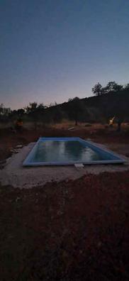 Piscina rectangular en la típica arquitectura mediterránea en el