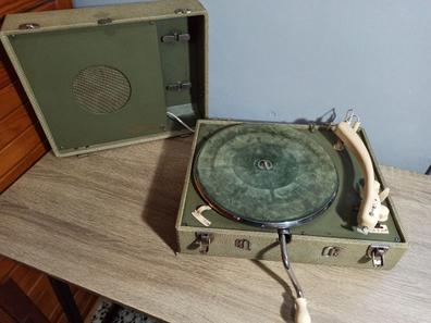 Antiguo tocadiscos portátil, discos de vinilo, soporte de juego