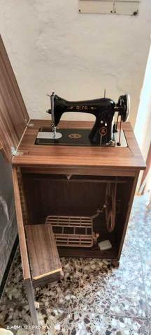 Máquina de coser con mueble ALFA