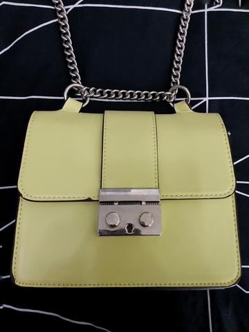 Bolso plateado online bershka