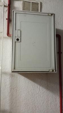 Sustitución de la puerta del armario del contador de gas por defecto.