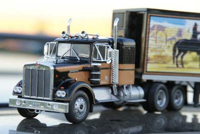 Miniature Camion Kenworth W925 1970 – IXO échelle 1/43 – Orange – Réf TR203.22