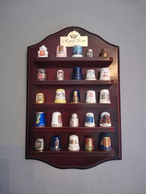 Colección de dedales de porcelana en vitrina de pared. (72