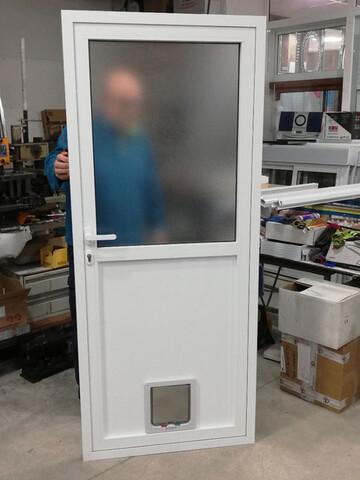 Instalación de gateras en puertas de cristal en VALENCIA