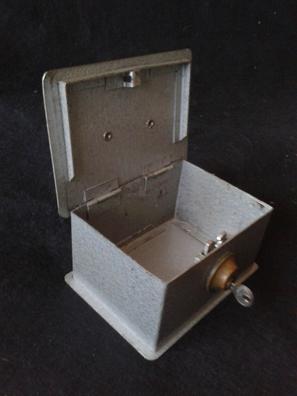 antigua y pesada caja de caudales con llave - a - Compra venta en  todocoleccion