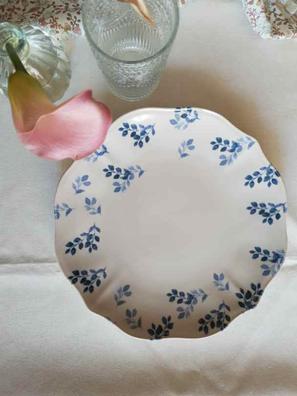 Trece platos llanos blancos y azules en porcelana bohemia