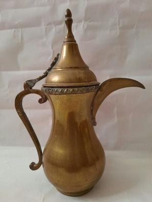 Tetera turca tradicional, el samovar y vasos de té Fotografía de