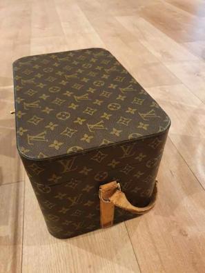 LOUIS VUITTON. JUEGO DE NECESER, MALETA Y FUNDA DE VIAJE, MEDIAD