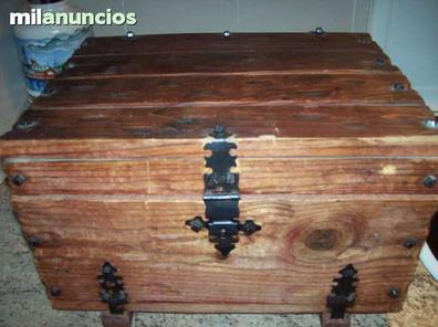 Gran baúl o arcón de estilo antiguo y madera maciza, de un metro de ancho y  45 cm de fondo. De…