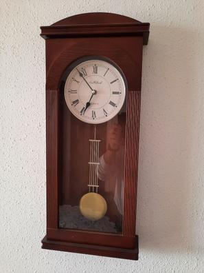 Un reloj de pared da online campanadas a la hora en punto