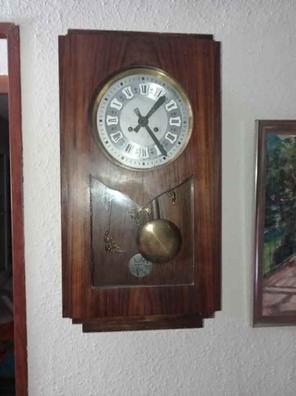 Un reloj de pared da campanadas a la hora en best sale punto